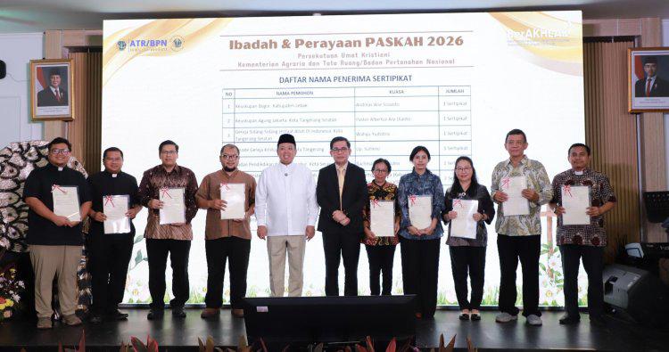 SERAHKAN SERTIPIKAT - Menteri ATR/BPN, Nusron Wahid bersama Kantah Kota Tangsel serahkan lima sertifikat di Tangsel.