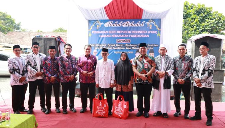 Bupati Tangerang, Moch. Maesyal Rasyid, foto bersama usai menghadiri acara Halal Bihalal Persatuan Guru Republik Indonesia (PGRI) se-Kecamatan Pagedangan di SDN III Cihuni.
