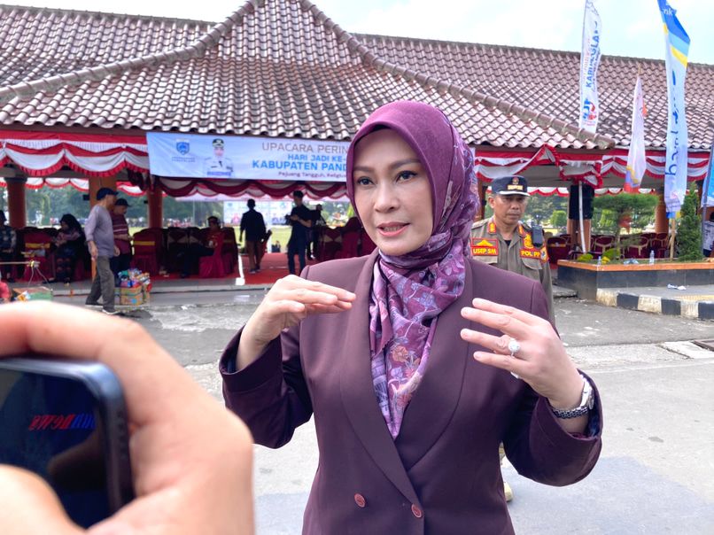 WAWANCARA. Irna Narulita diwawancarai usai HUT ke-152 Pandeglang di Alun-alun, Rabu (1/4). (Nipal/TangselPos)