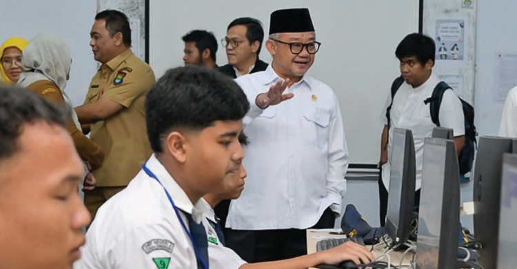 Menteri Pendidikan Dasar dan Menengah (Mendikdasmen) Abdul Mu’ti (tengah) meninjau hari pertama Tes Kemampuan Akademik (TKA) di SMP Negeri 2 Curug, Kabupaten Tangerang, Banten, Senin (6/4/2026). Foto : Ist