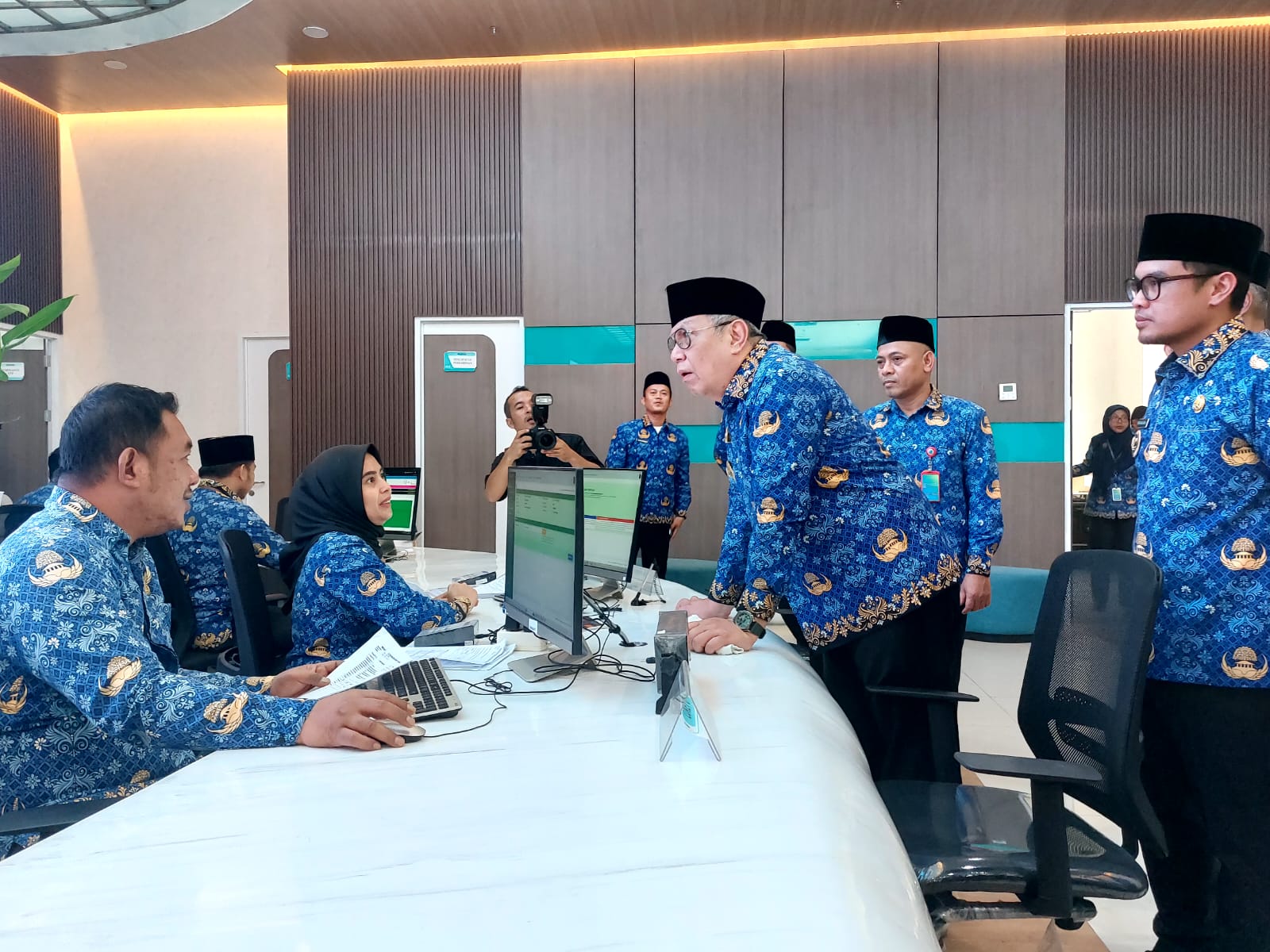Wali Kota Tangsel, Benyamin Davnie saat meninjau layanan di gedung baru Bapenda-Disdukcapil di Cilenggang, Senin (20/4). Foto : Rahman/TP