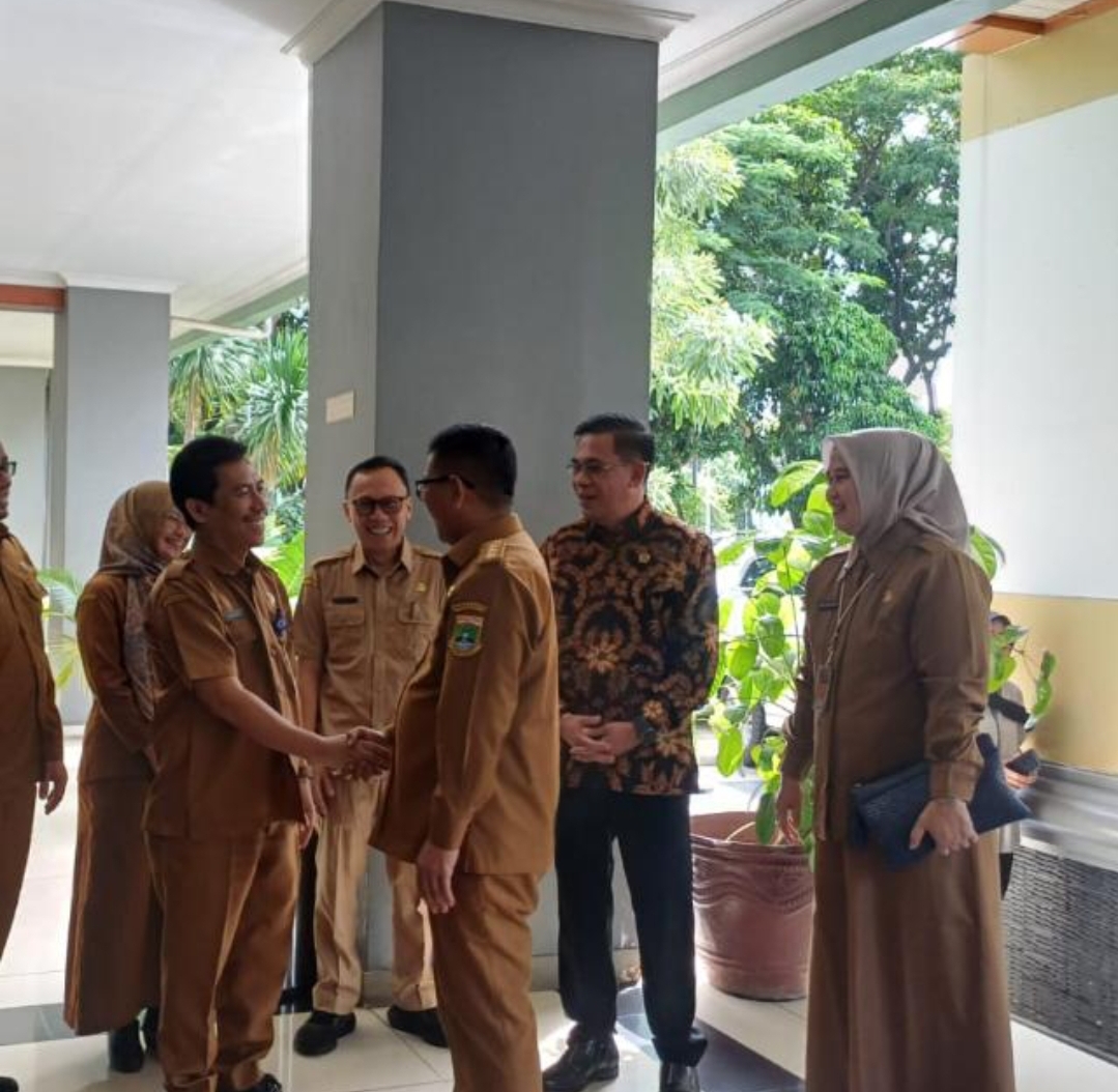 Agus Setiyadi, Sekretaris BPKAD bersama dengan Gubernur Banten, Andra Soni dalam sebuah acara.(Istimewa)