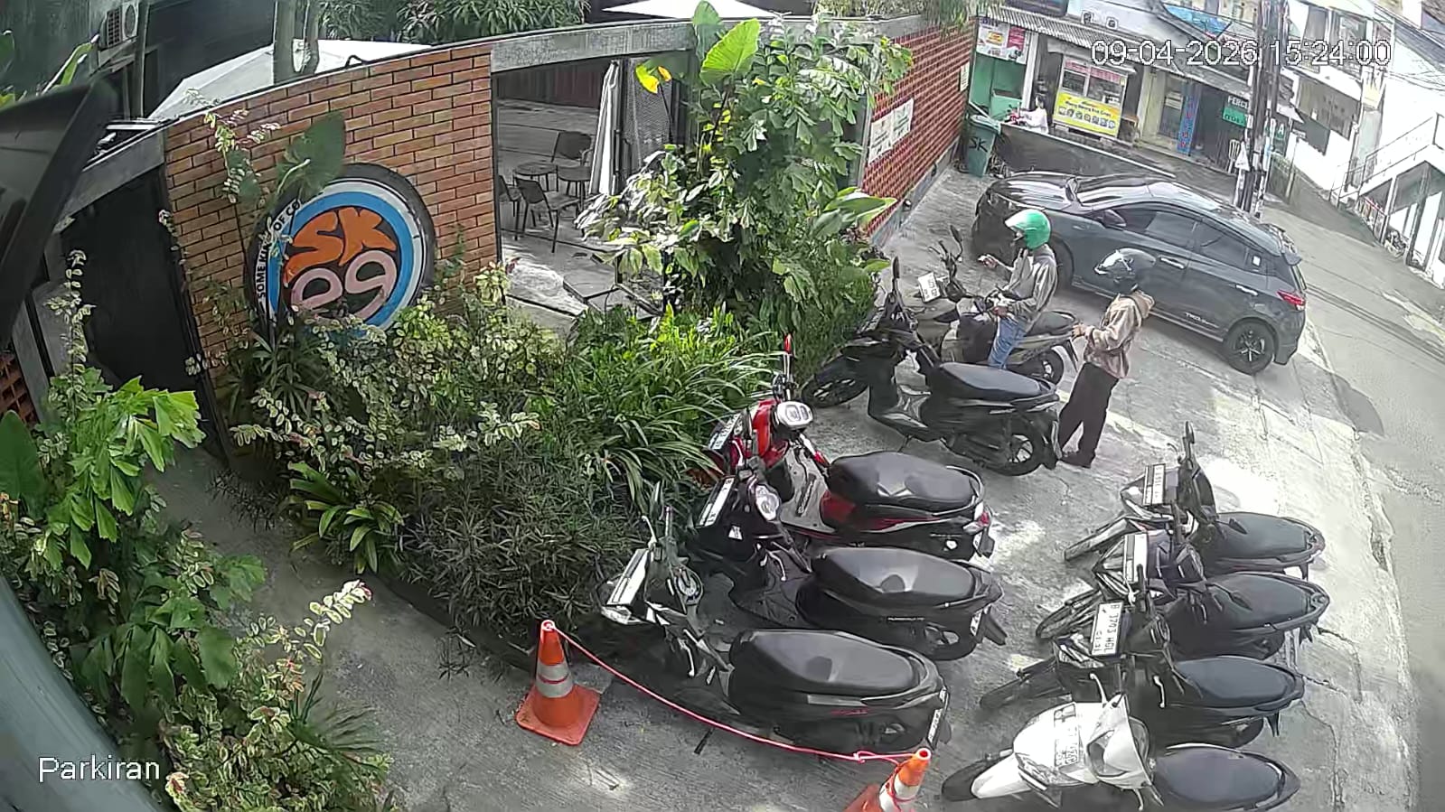 Rekaman CCTV memperlihatkan aksi pencurian kendaraan bermotor beraksi d Ciputat.