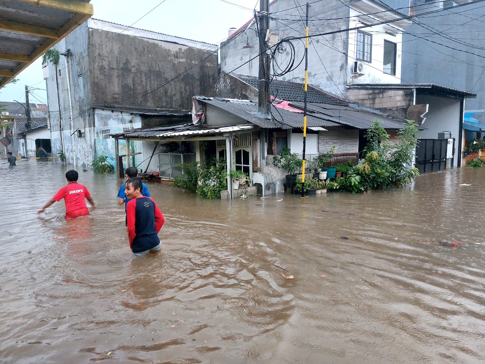 Wakil Wali Kota Tangsel, Pilar Saga Ichsan sebut akan lakukan evaluasi total menyusul terjadinya banjir di puluhan titik.