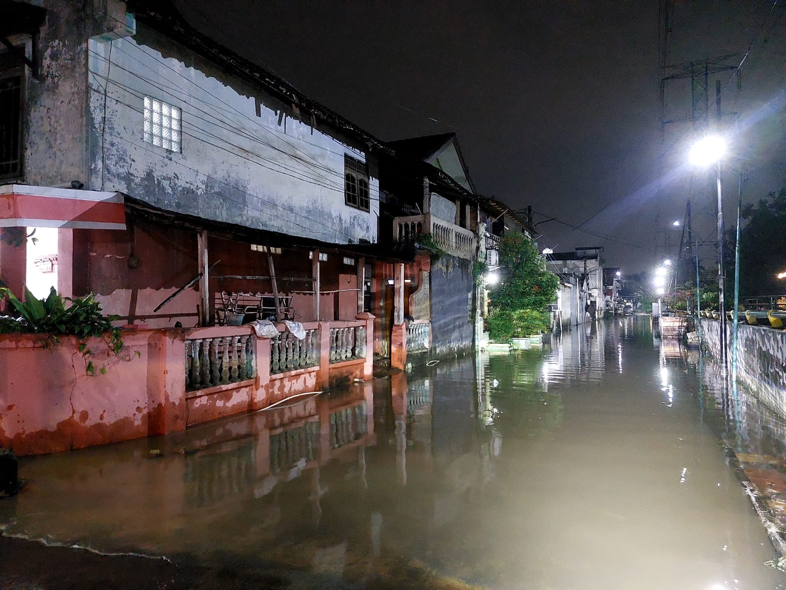 Banjir genangi akses jalan Perumahan Reni Jaya, Pamulang, Selasa (14/4)