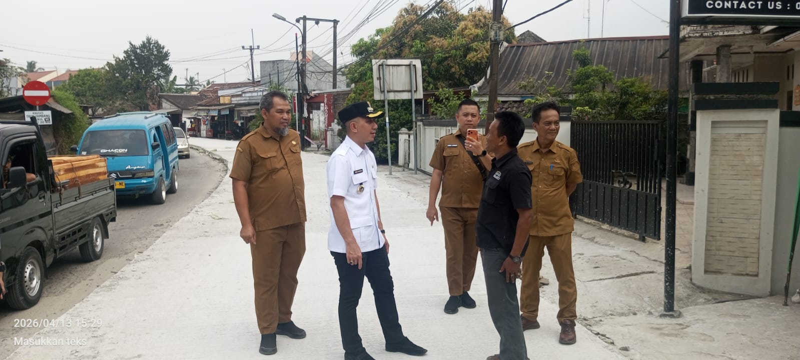 Bupati Lebak, Mochamad Hasbi Asyidiki Jayabaya  melakukan monitoring pengerjaan pengecoran ruas jalan Aweh–Leuwidamar sepanjnag 3,2 kilometer, Senin (13/4/2026).(Istimewa)