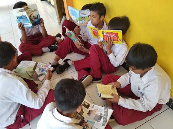 Potret siswa saat membaca buku.