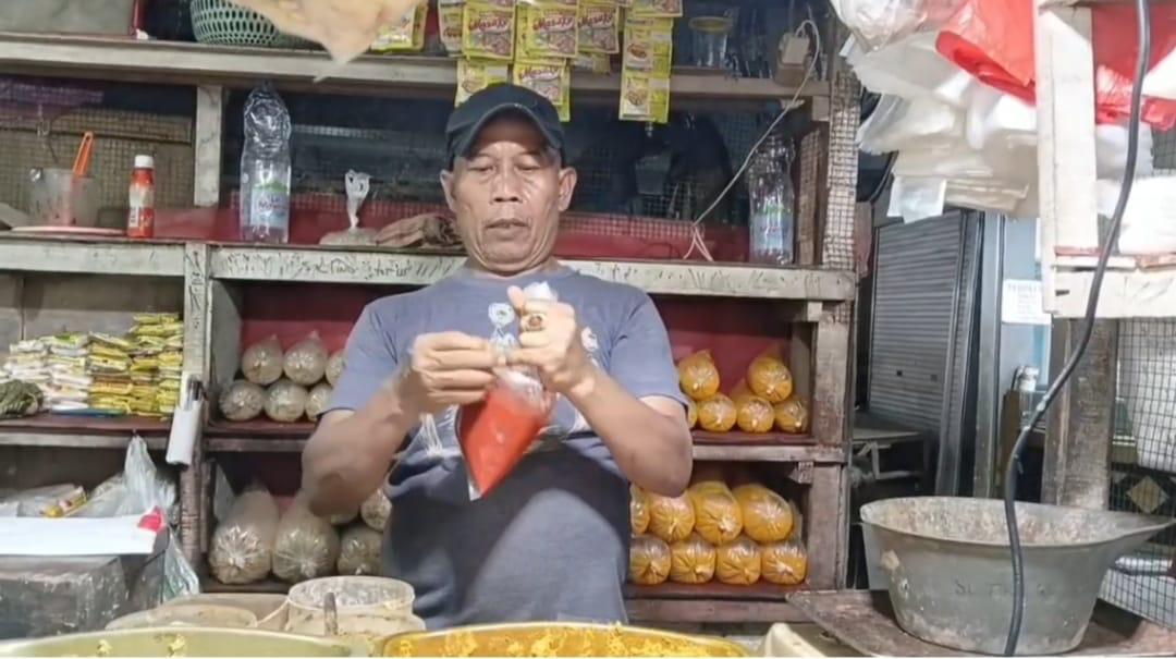 Padagang kecil mula keluhkan kenaikan harga plastik belakangan ini.