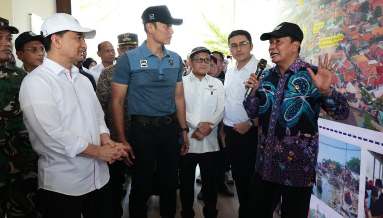 Bupati Tangerang, Moch. Maesyal Rasyid tengah memberikan penjelasan kepada Menteri Koordinator Bidang Infrastruktur dan Pembangunan Kewilayahan Republik Indonesia, Agus Harimurti Yudhoyono (AHY), saat meninjau pembangunan rumah layak huni bagi masyarakat nelayan di Kecamatan Mauk, Kabupaten Tangerang, Kamis (16/4).