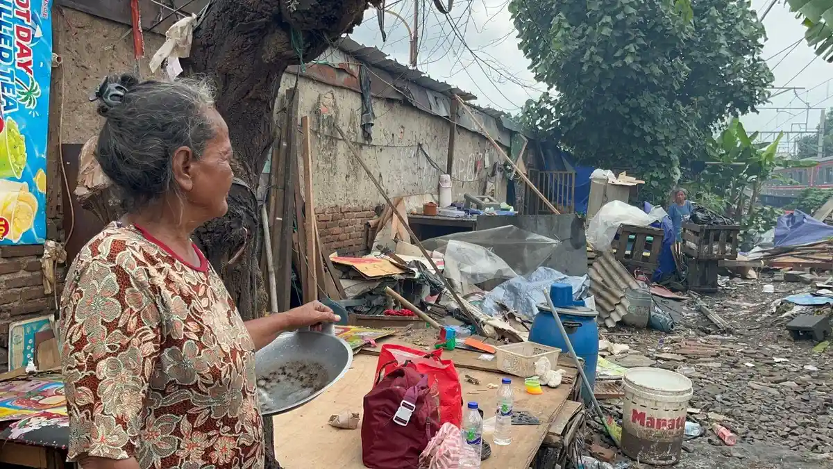 Rumah du bantarsn rel kereta Senin. Foto : Ist