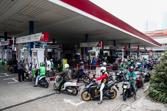 Pengendara sepeda motor saat mengisi Pertalite. Foto : Ist