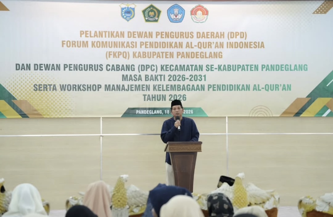 Asda I Bidang Pemkesra Setda Pandeglang, Doni Hermawan, sedang memberikan arahan pada saat acara pelantikan DPD dan DPC FKPQ se-Kabupaten Pandeglang masa bakti 2026–2031, di Aula Pendopo Negara Bupati Pandeglang, Sabtu (18/4)