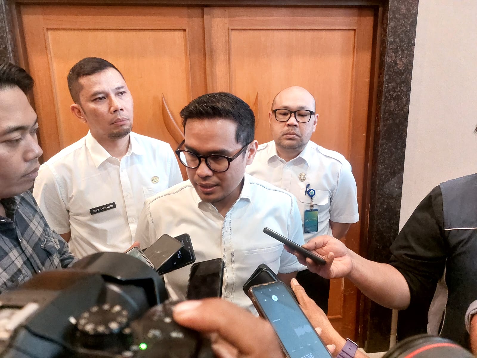 Wakil Wali Kota Tangsel, Pilar Saga Ichsan memaparkan penyebab dan solusi penanganan banjir.