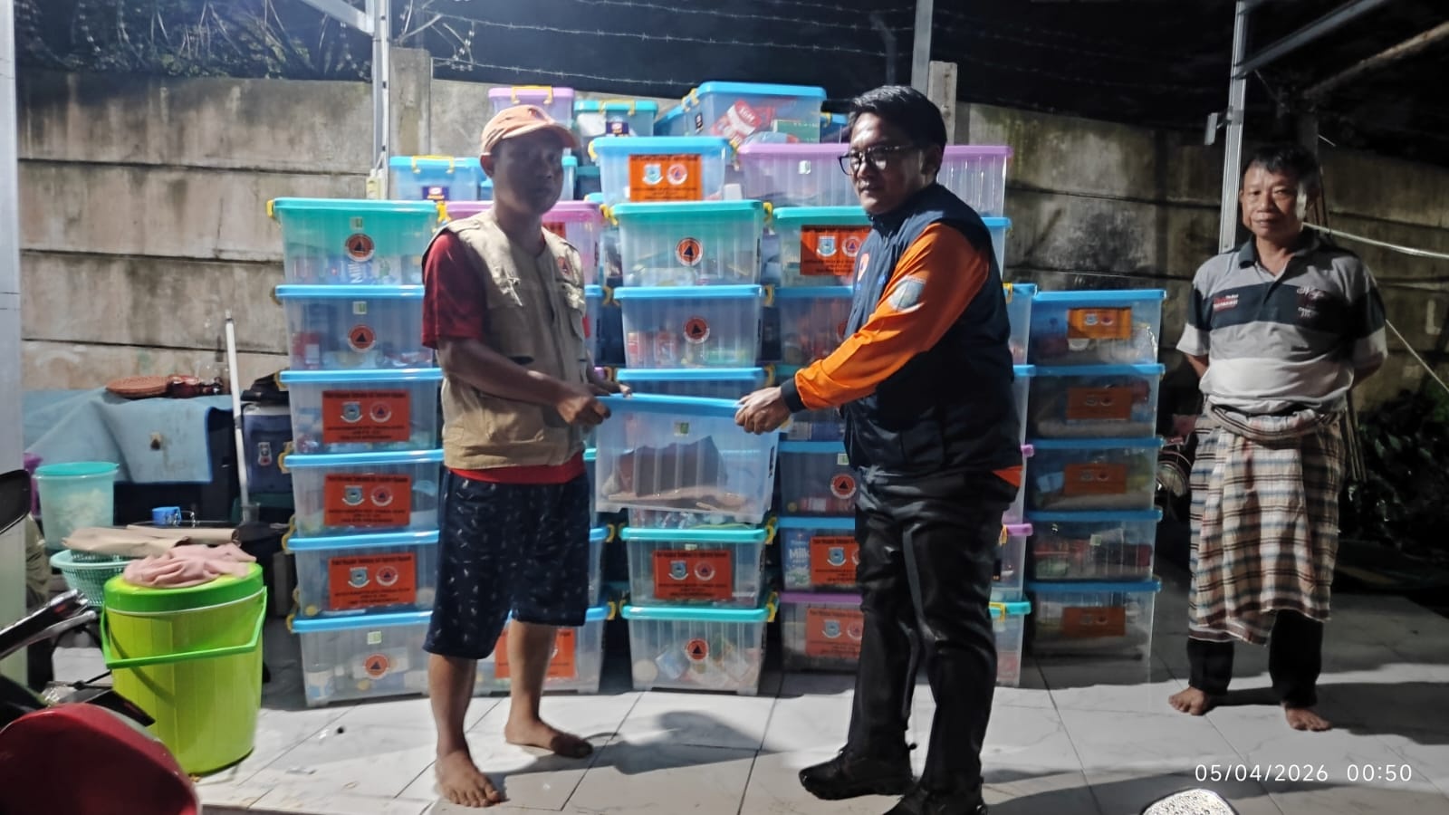BPBD Tangsel saat menyalurkan bantuan ke korban bencana banjir dan longsor.