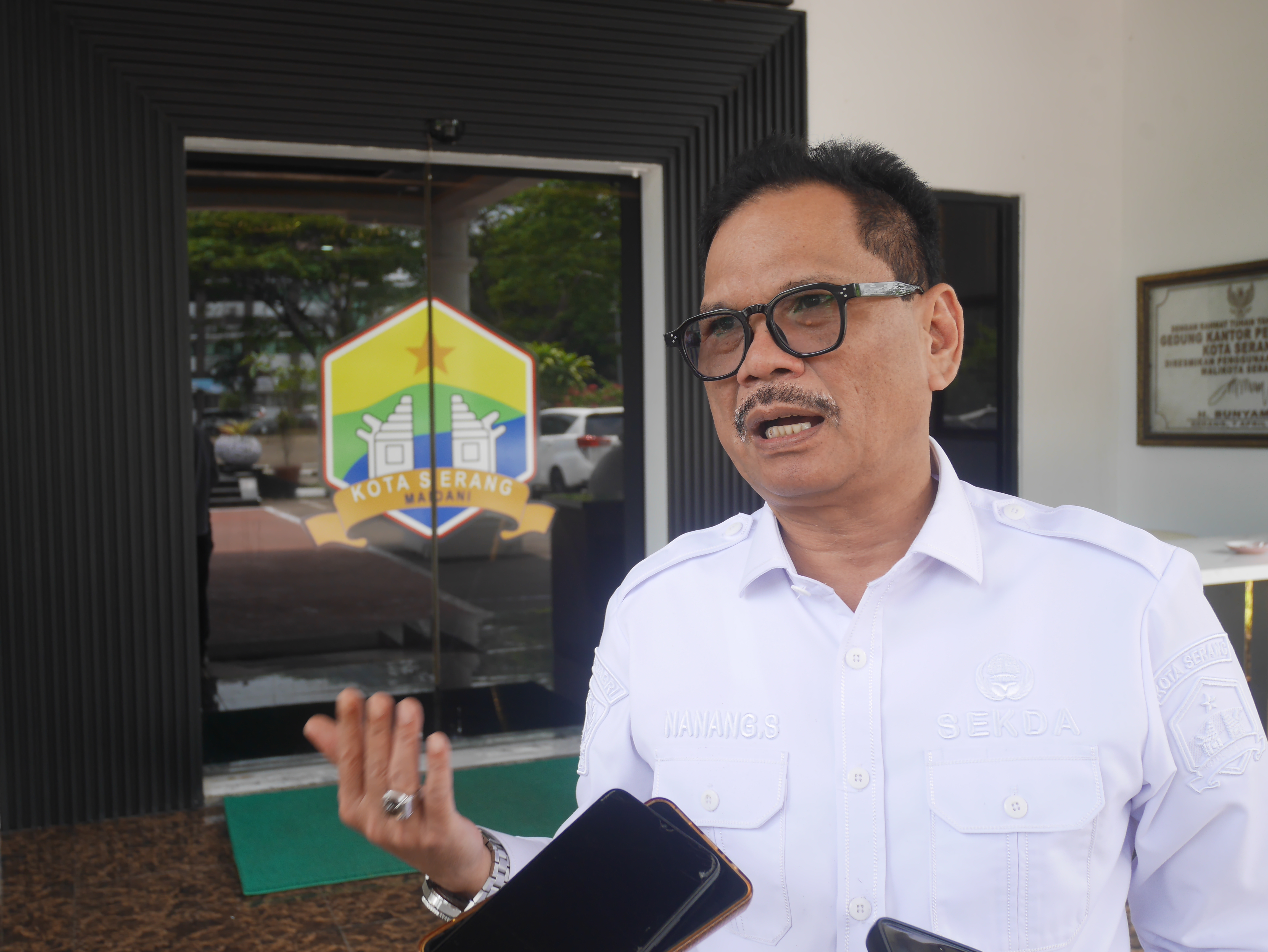 Sekretaris Daerah (Sekda) Kota Serang, Nanang Saefudin, saat diwawancara di Puspemkot Serang, Rabu (1/4/2026) siang.(Ari Supriadi-tangselpos.id)