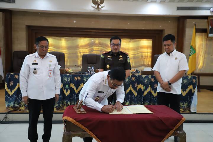 Wali Kota Tangerang, Sachrudin menandatangani nota kesepakatan dengan Kejaksaan Negeri Kota Tangerang, di Ruang Akhlaqul Karimah, Gedung Pusat Pemerintahan Kota (Puspemkot) Tangerang, Kelurahan Sukaasih, Kecamatan Tangerang, Rabu (15/4).