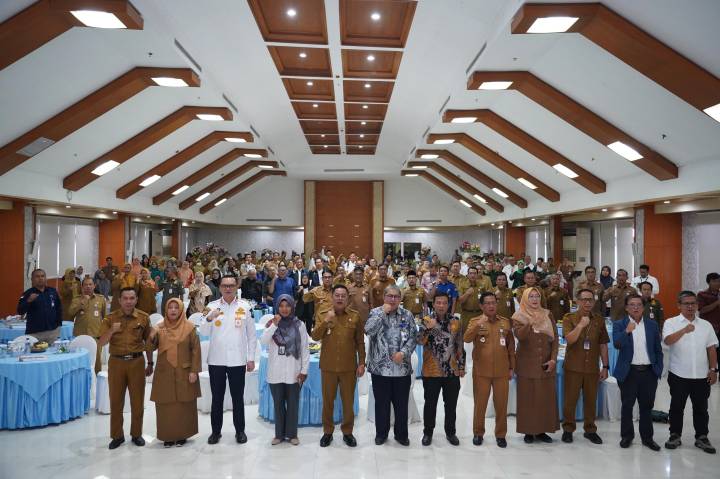 Wakil Wali Kota Tangerang, Maryono, berfoto bersama usai membuka acara Musyawarah Perencanaan Pembangunan (Musrenbang) Rencana Kerja Pemerintah Daerah (RKPD) 2027 di Aula Al-Amanah, Pusat Pemerintahan Kota (Puspemkot) Tangerang pada Selasa (7/4).