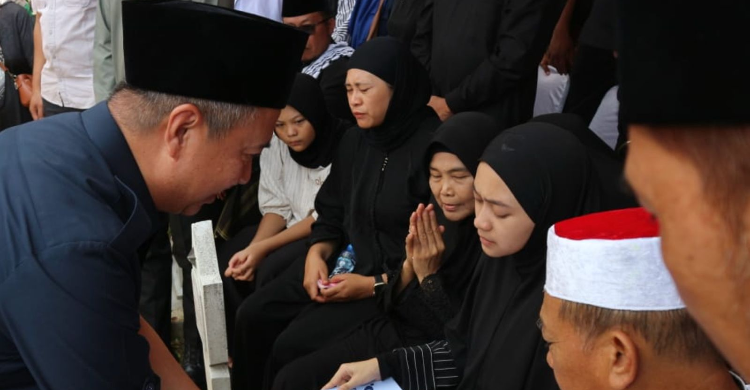 Istri Mayor Inf. Anumerta Zulmi Aditya Iskandar, anggota Satgas Yonmek TNI Konga XXIII-S UNIFIL Lebanon saat menerima santunan dari Bank Mandiri Taspen. Foto : Ist