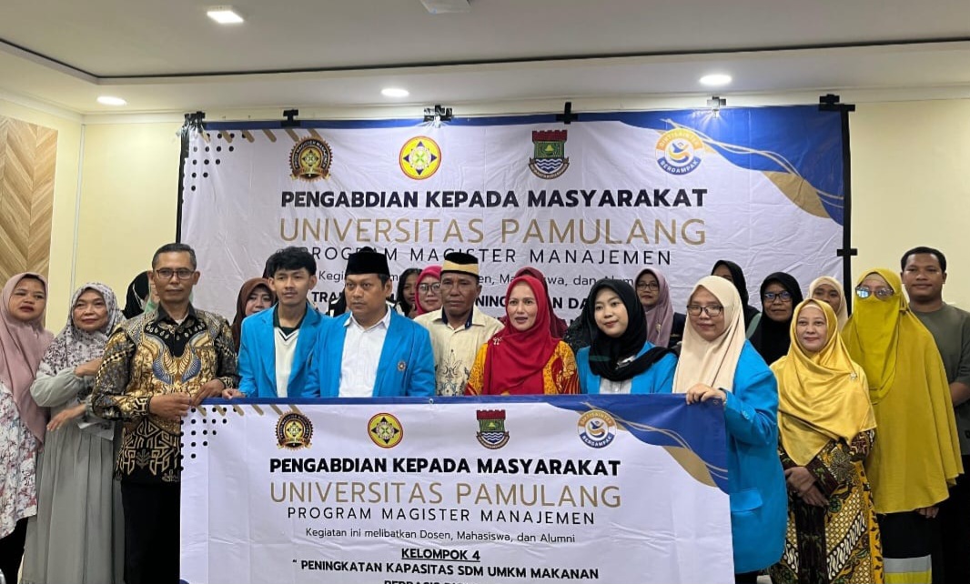 Kelompok 4 yang terdiri dari Agus Setiabudi, Rosib, Rae, dan Suci melakukan kegiatan Pengabdian Kepada Masyarakat (PKM) Program Magister Manajemen Universitas Pamulang yang diselenggarakan di Aula Kecamatan Teluk Naga, Kabupaten Tangerang. Foto : Dok. Pribadi