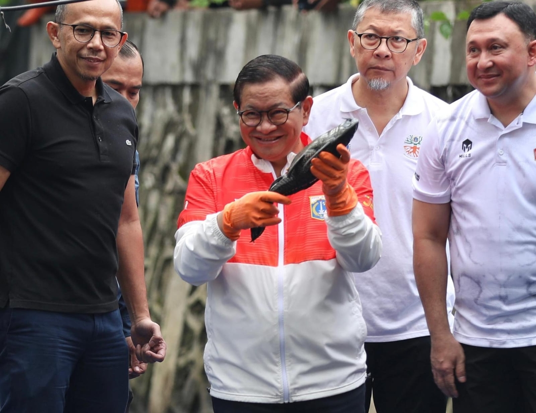 Gubernur Pramono Anung saat menunjukan ikan sapu-sapu hasil operasi. Foto : Ist