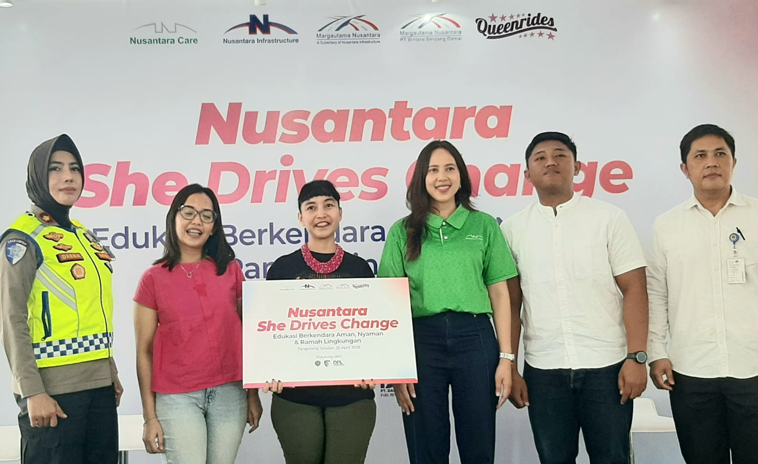 Head of Corporate Communication & CSR PT Nusantara Infrastructure Tbk, Indah D.P. Pertiwi (baju Hijau) bersama perwakilan dr Kepolisian, kemenhub serta Komunitas Queenrides saat pembukaan acara berkendara yang aman, nyaman dan berkelanjutan. Fotob: Irawan