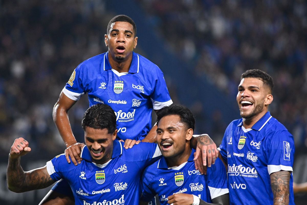 Selebrasi Skuad Persib usai menang 3-2 dari Bali United. Foto : Ist