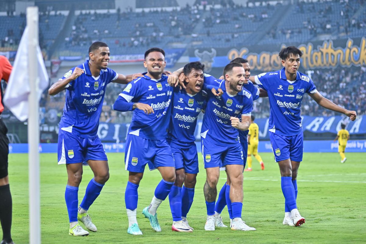 Selebrasi skuad Persib usai menang 2-0 dari tuan rumah Semen Padang. Foto : Ist