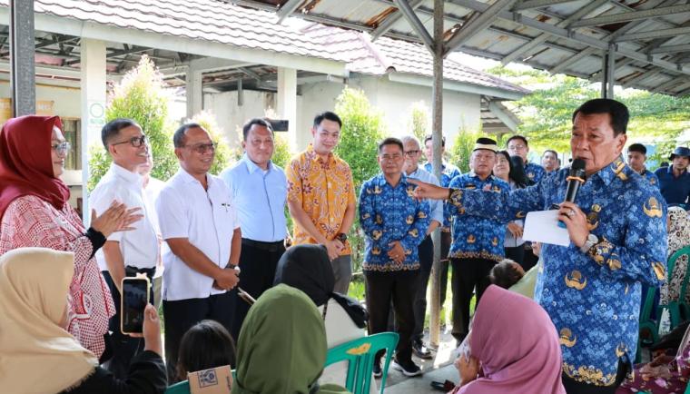Bupati Tangerang, Moch. Maesyal Rasyid, saat menghadiri Bakti Sosial PT. Sinar Intan Putra Nusa,  di Desa Budi Mulya, Kecamatan Cikupa, Kabupaten Tangerang pada Senin (27/4).