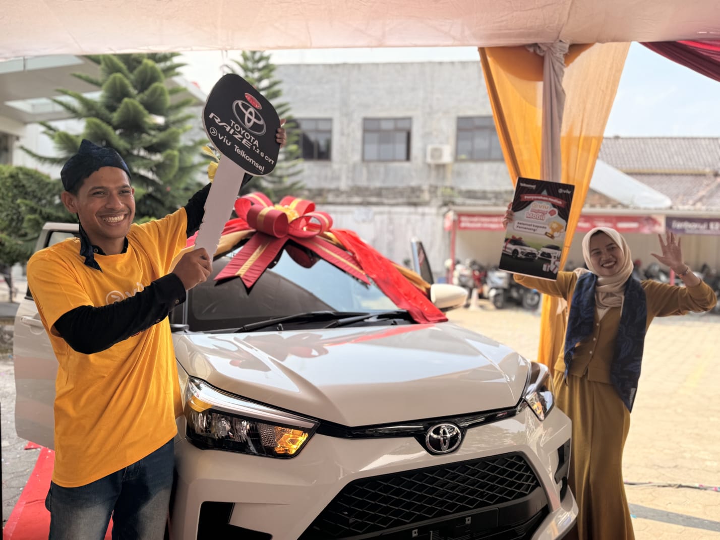 Penyerahan hadiah utama program “Viu x Telkomsel Bagi-Bagi Mobil 2026” kepada Muhamad Rizal Ramdani, seorang petugas sekuriti asal Serang, Banten, Selasa (28/4/2026).(Istimewa)