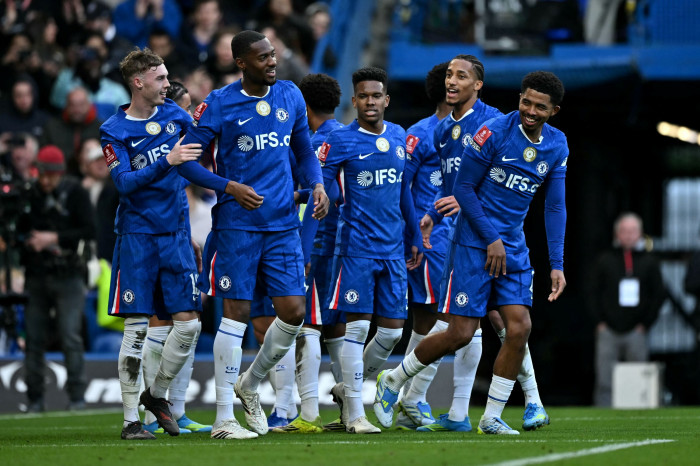 Selebrasi skuad Chelsea usai menang telak 7-0 dari Port Vale. Foto : Ist