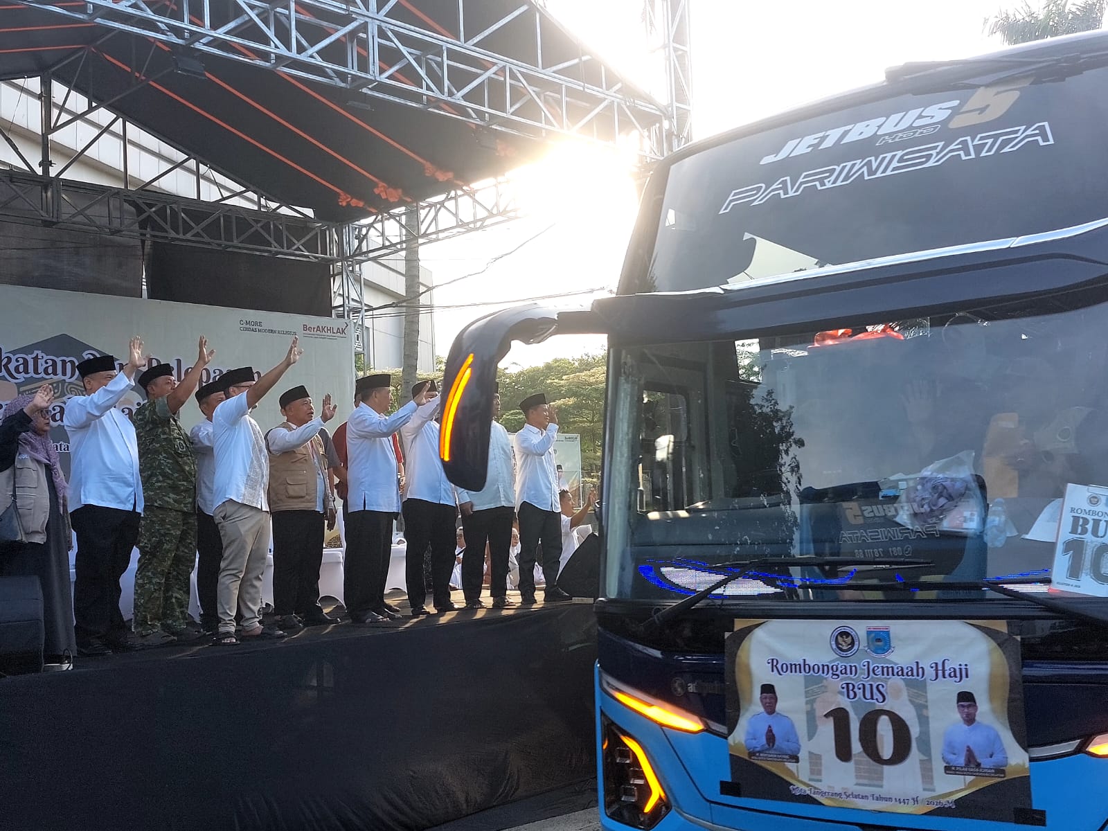 Pilar Saga Ichsan, melepas keberangkatan rombongan kedua jemaah haji asal Kota Tangsel di Islamic Center, Jumat (24/4). (tangselpos.id/rmn)