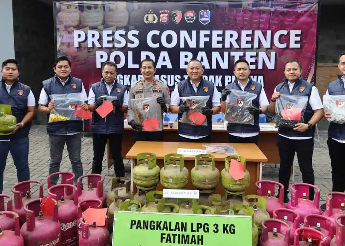 Press Conference terkait praktik ilegal pengoplosan gas elpiji subsidi ukuran 3 kilogram. Foto : Ist
