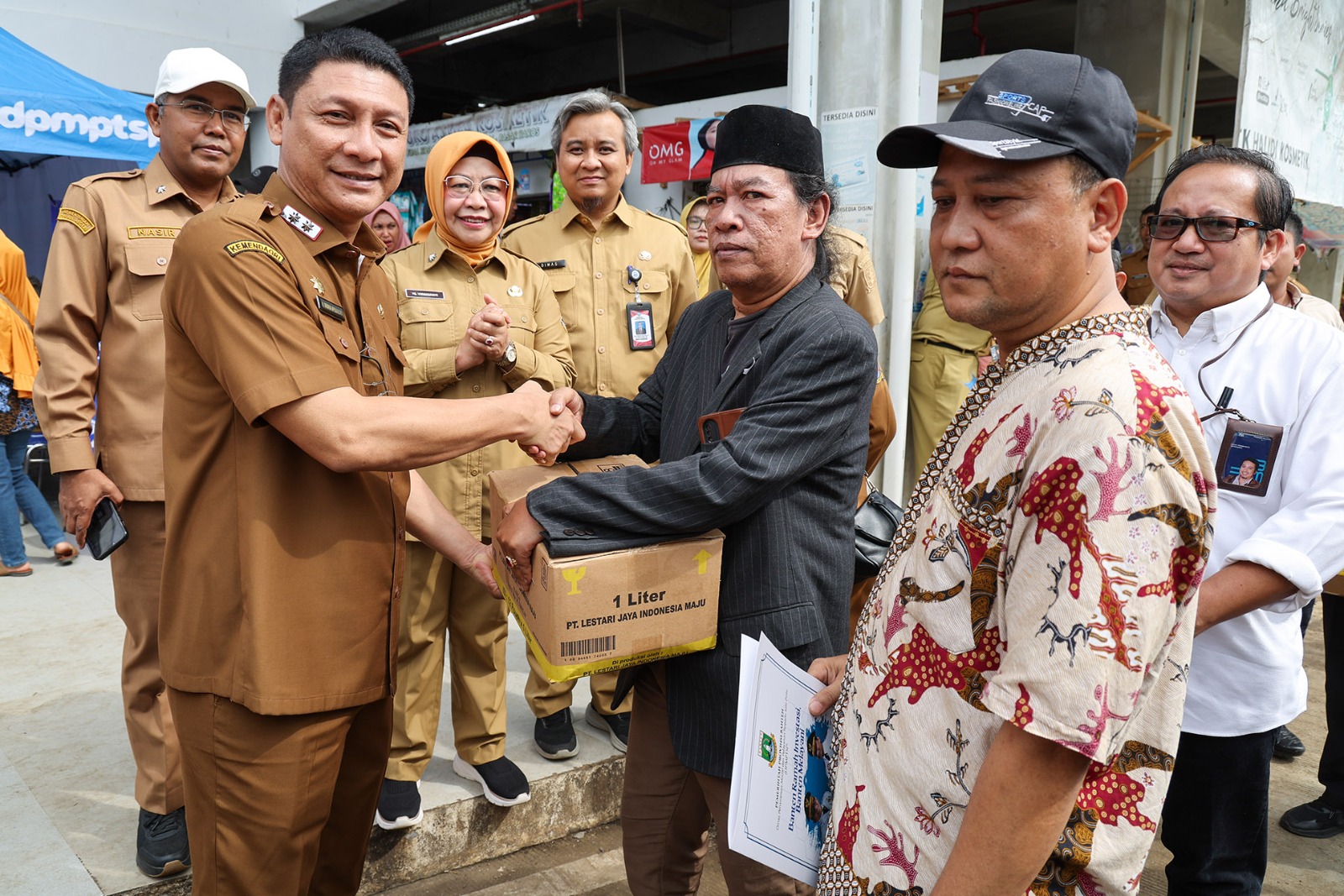 Peluncuran Mobil Pendampingan On The Spot Layanan Terintegrasi (POLI) Perizinan oleh Sekretaris Daerah Provinsi Banten, Deden Apriandhi Hartawan, di Halaman Pasar Baros, Kabupaten Serang, Senin (6/4/2026). Foto ::Humas Pemprov