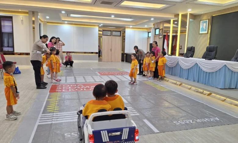 EDUKASI. Satl Lantas Polres Tangsel kembali beri edukasi sejak dini kepada anak-anak TK tentang rambu lalu lintas.