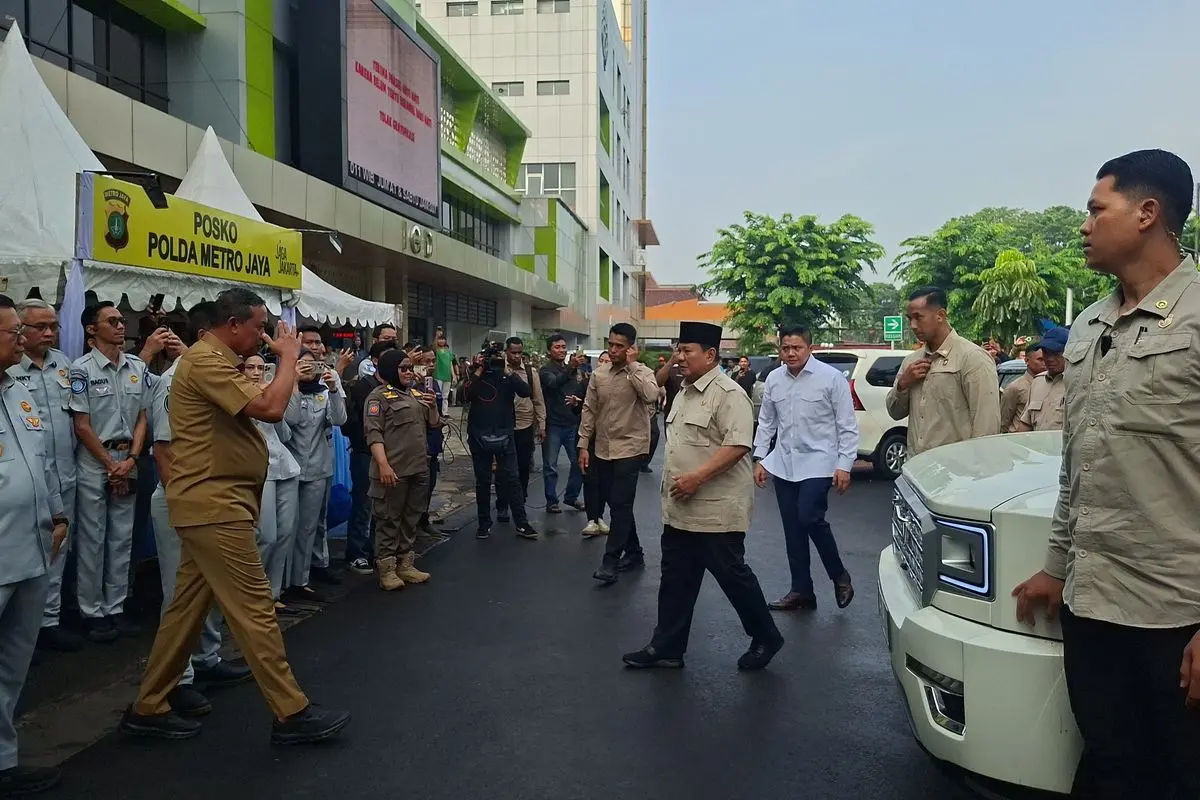Presiden Prabowo saat tiba di RSUD Bekasi disambut Walikota Bekasi  Tri Adhianto Tjahyono. Foto : Ist