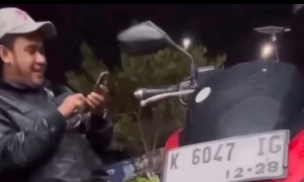 Ciplikan video viral seorang pria yang menggunakan jaket polisi cekcok dengan pengendara lain.