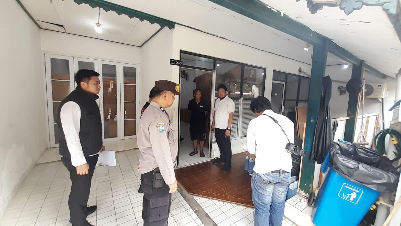 Polisi tengah laluan olah TKP Seorang pria berinisial AS (25) yag ditemukan meninggal dunia di sebuah rumah di Perumahan Bukit Indah, Kelurahan Serua, Kecamatan Ciputat
