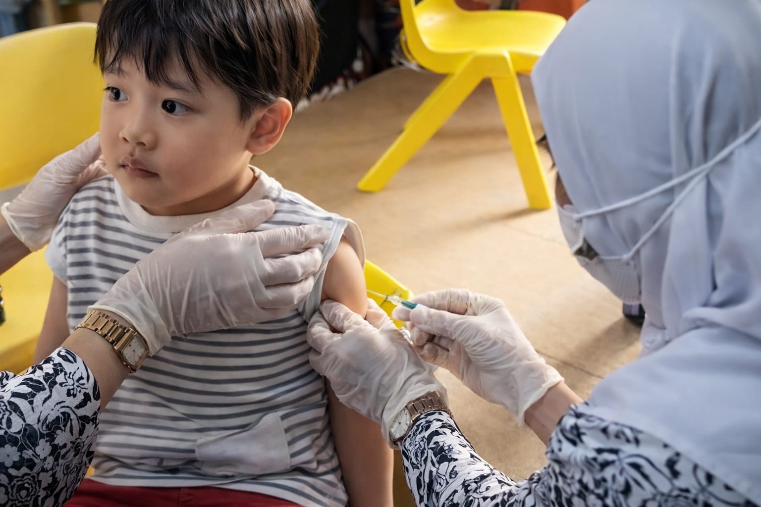 IMUNISASI. UPT Puskesmas Bakti Jaya jemput bole imunisasi campak ke anak-anak TK.