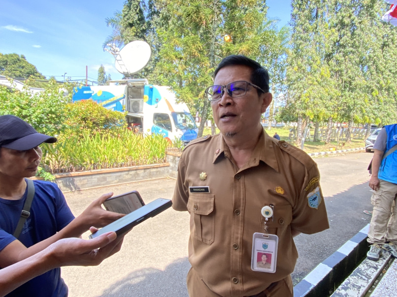 Kepala Bapenda Pandeglang Ramadani, saat diwawancara wartawan kaitan dengan realisasi pajak daerah pada triwulan pertama, di lingkungan Pendopo Negara Bupati Pandeglang, beberapa waktu lalu.