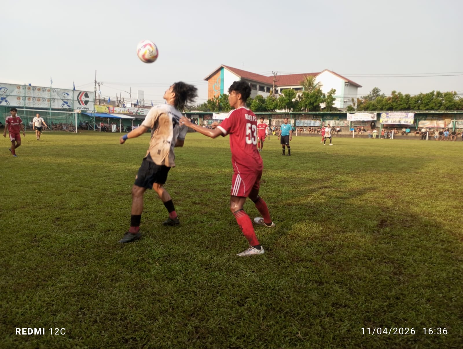 Pemain Receh FC (merah) mengawal pemain 75 Squad.(tangselpos.id).