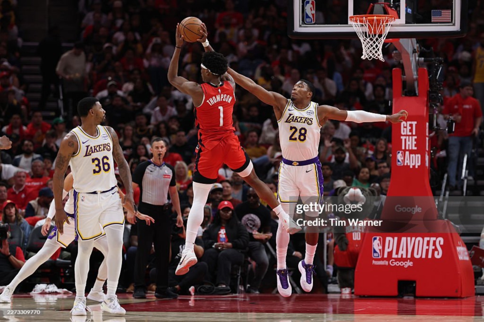 Aksi eksplosif Amen Thompson saat menembus pertahanan Los Angeles Lakers menjadi salah satu momen kunci kemenangan Houston Rockets dalam lanjutan playoff NBA. Rockets tampil agresif dan disiplin untuk menjaga asa mereka tetap hidup di seri ini. Foto : Ist