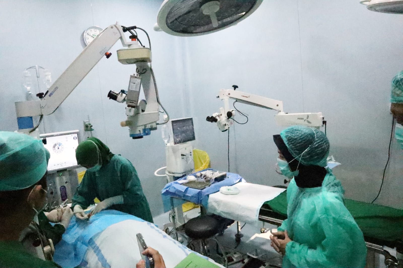 OPERASI KATARAK. Masyarakat Kabupaten Serang melaksanakan operasi katarak secara gratis yang difasilitasi Kemensos, Rumah Sakit dr. Drajat Prawiranegara (RSDP) Serang, dan Sentra Galuh Pakuan Bogor, di RSDP Serang, Minggu (26/4). HUMAS PEMKAB SERANG