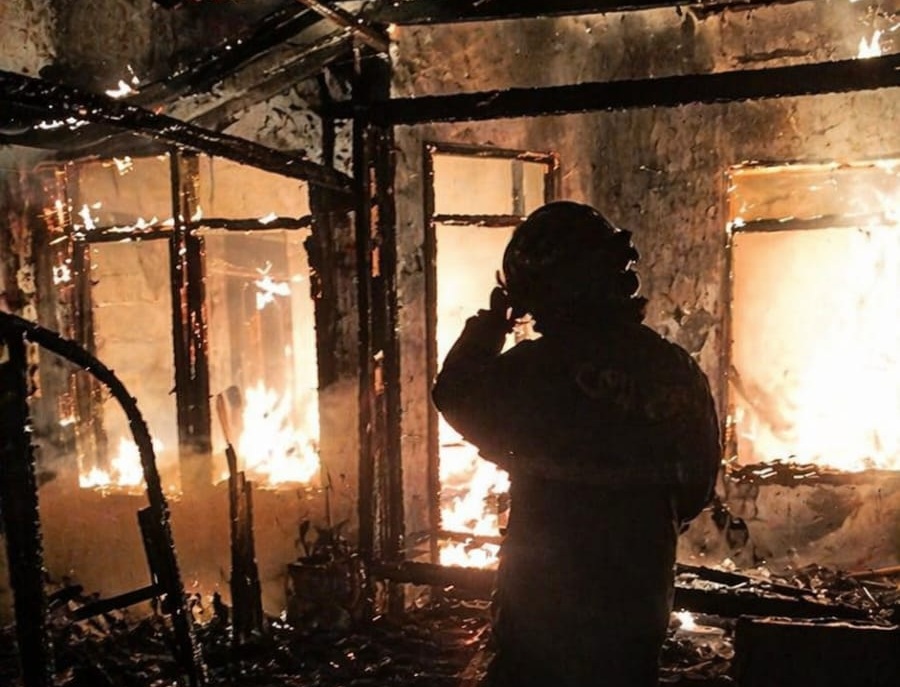 Satu unit rumah di wilayah Parigi Baru hangus terbakar akibat korsleting listrik.