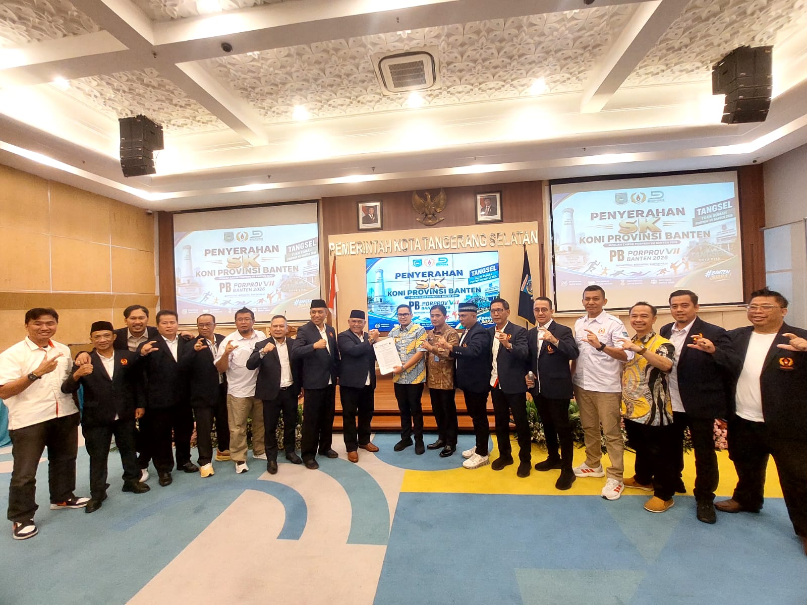 Penyerahan surat keputusan (SK) KONI Banten kepada Ketua Panitia Besar (PB) Porprov VII Banten 2026 di Aula Blandongan, Puspemkot Tangsel, Kamis (30/4). (tangselpos.id/rmn)
