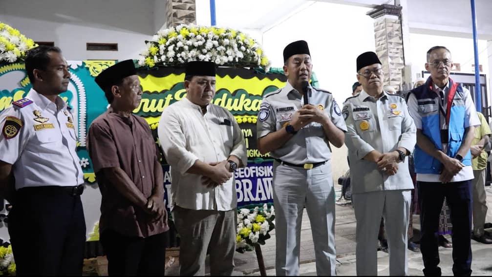 Dirut Jasa Raharja Awaluddin (no 3 dari Kanan) saat memberikan santunan kepada salah satu korban tabrakan kereta di Stasiun Bekasi. Foto : Ist