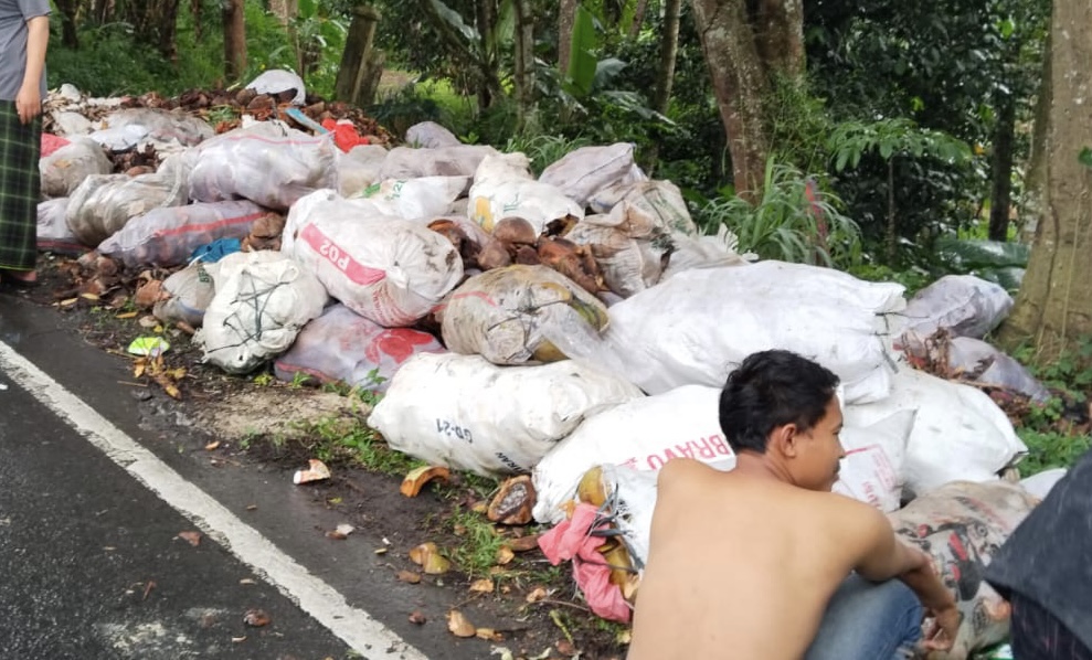 Ulah para pelaku dari luar daerah, kondisi sampah di Jalan AMD Lintas Timur Kadubanen, Kelurahan Kabayan, Kabupaten Pandeglang, terlihat menumpuk dan bau menyengat, Minggu (5/4).