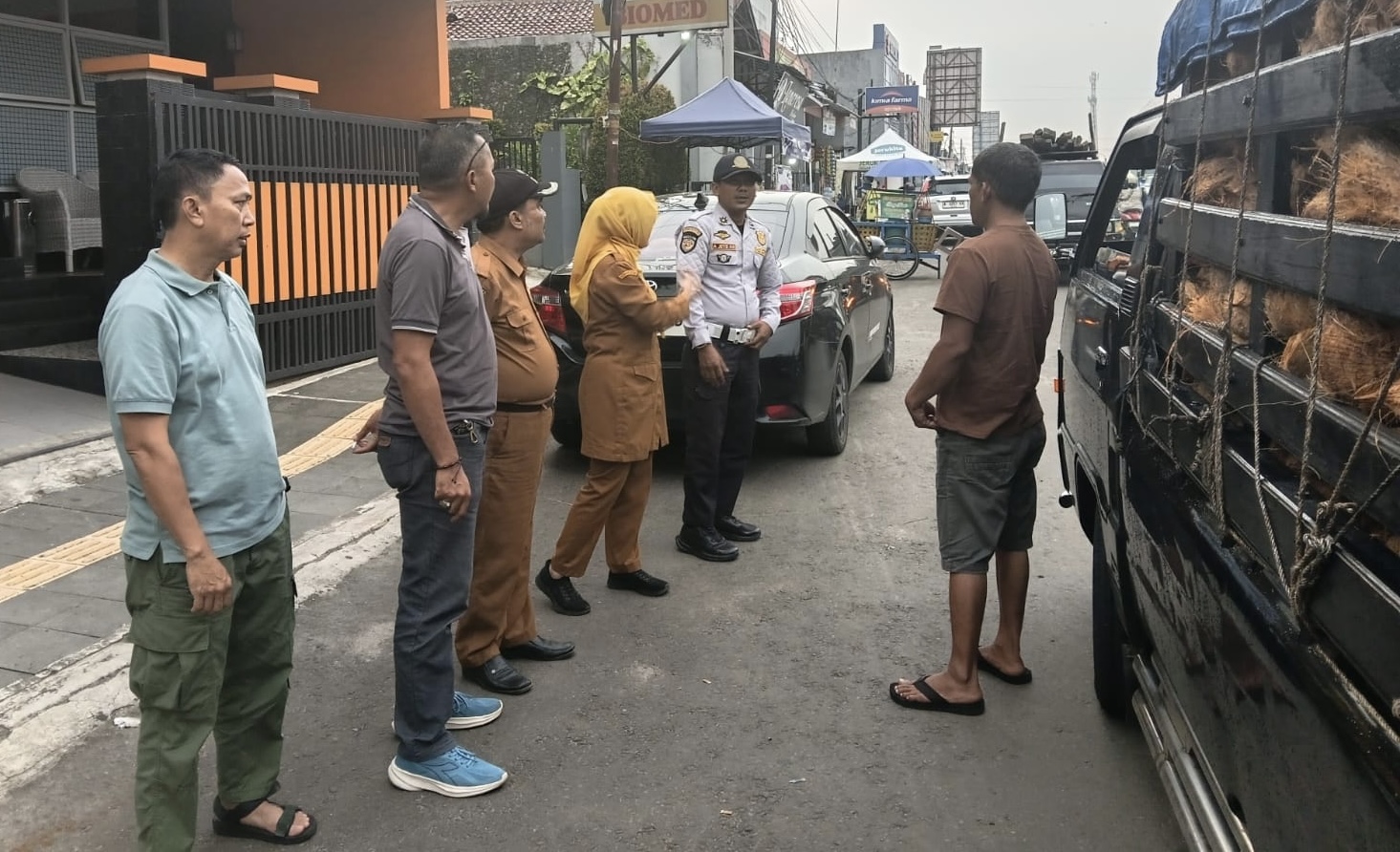 Petugas Satpol PP Pandeglang sedang menertibkan para sopir angkutan barang, di Jalan Raya Serang-Pandeglang. Para sopir itu diberikan edukasi agar tidak membuang sampah sembarangan, sebagai upaya menekan praktik pembuangan sampah liar, Rabu (15/4).