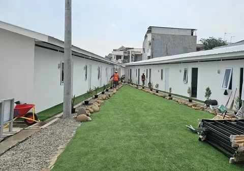 Seskab Teddy meninjau rumah baru di kawasan bantaran Stasiun Pasar Senen, Sabtu (25/4/2026). Foto : Ist