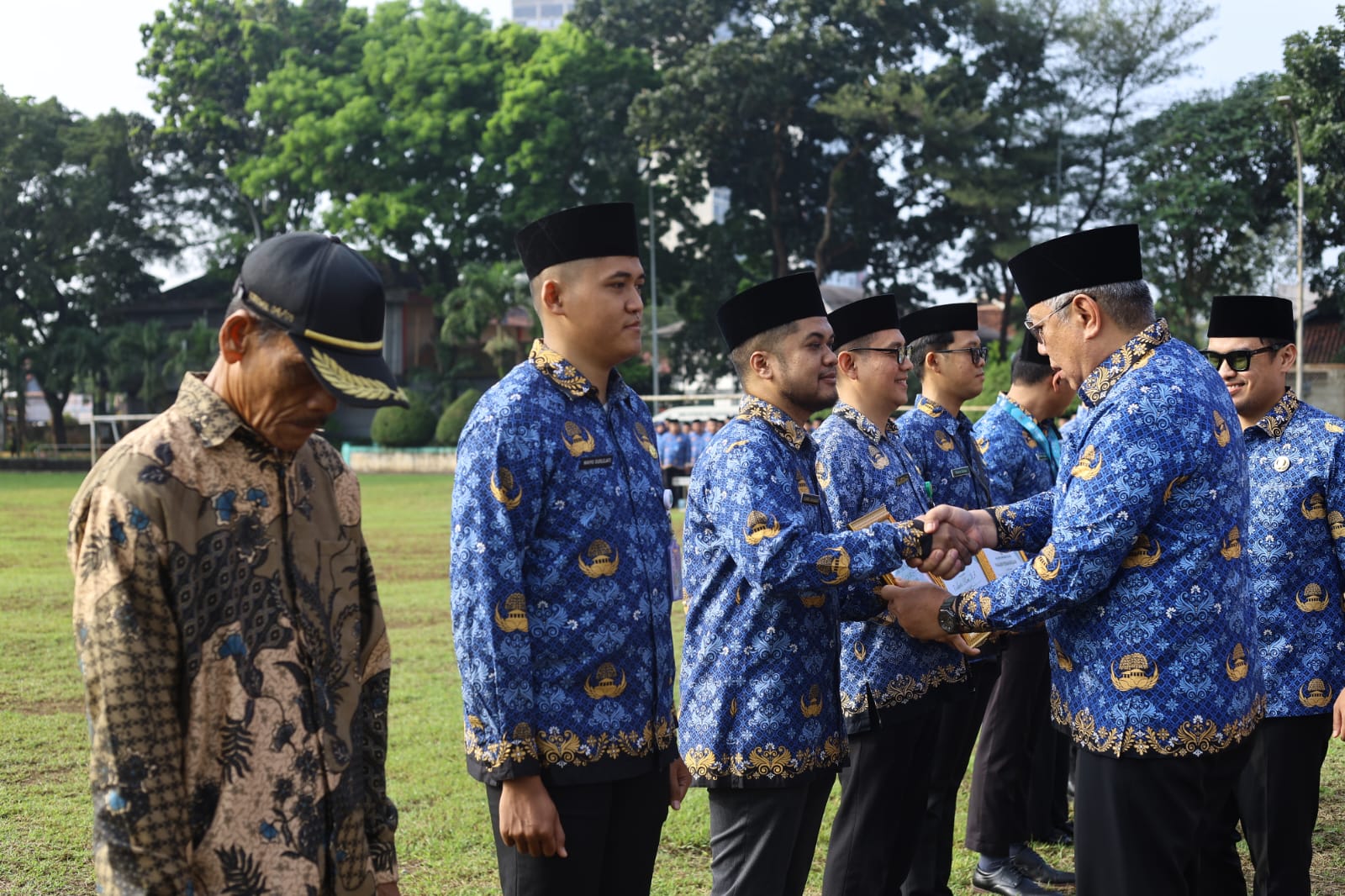 Elsandy diganjar penghargaan langsung oleh Wali Kota Tangsel pada momen Apel Hari Kesadaran Nasional (HKN), Senin (20/4) kemarin. (tangselpos.id/rmn)