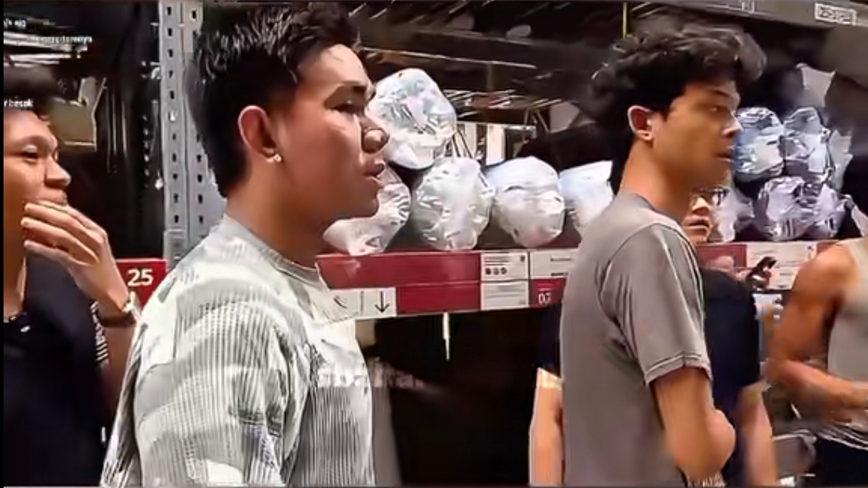 Momen saat Erio Arriom ditegur di dalam IKEA ketika sedang melakukan livestream bersama teman-temannya. Insiden ini menjadi sorotan publik setelah dinilai kurang memperhatikan etika self-service di area makan. Foto : Ist